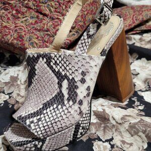 Vince Camuto Women's Sovetta Platform Sandal Heeled Snakeskin